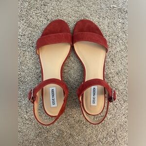 NIB Steve Madden cache sandals in rust
